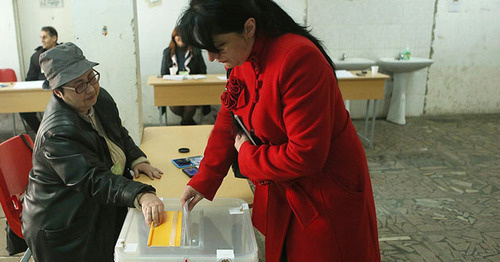На избирательном участке во время референдума. 6 декабря 2015 г. Фото www.panarmenian.net/

