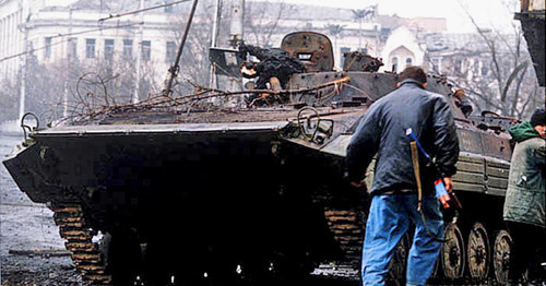 Уничтоженная российская БМП в Грозном, январь 1995 года. Фото: Михаил Евстафьев https://ru.wikipedia.org