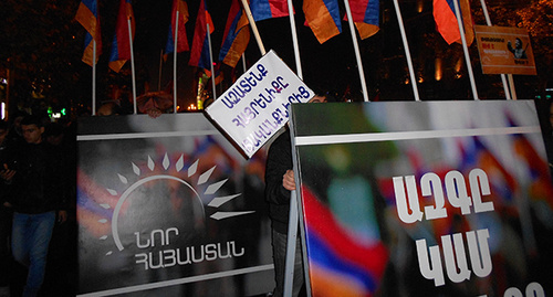 Передвижные транспаранты с призывами и символикой «Новой Армении». Фото Тиграна Петросяна для "Кавказского узла"