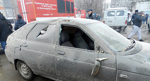 Автомобиль, находившийся около дома в момент взрыва. Фото Татьяны Филимоновой для "Кавказского узла"