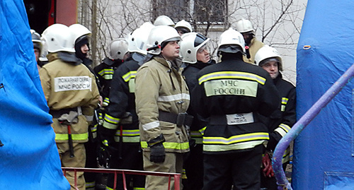 Сотрудники МЧС при ликвидации пожара в доме в Волгограде. Фото Татьяны Филимоновой для "Кавказского узла"
