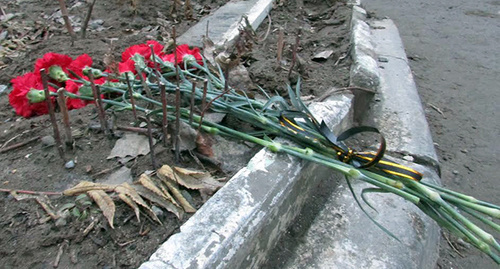 Цветы у ограждения, которые волгоградцы стали приносить в знак скорби. Фото: Вячеслава Ященко для "Кавказского узла"