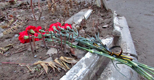 Цветы возле дома, где произошел взрыв газа. Волгоград, 22 декабря 2015 г. Фото Вячеслава Ященко для "Кавказского узла"
