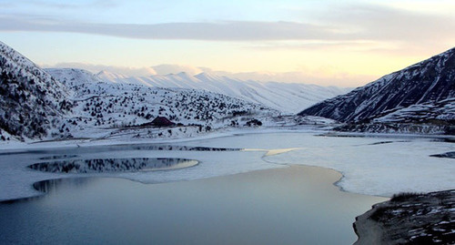 Озеро Кезеной-Ам зимой. Фото: Ras.sham, https://ru.wikipedia.org/wiki/Кезенойам#/media/File:Kezenoy8b5f81.jpg