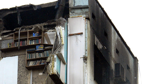 Книжные полки в разрушенном после взрыва подъезде. Фото Татьяны Филимоновой для  "Кавказского узла"