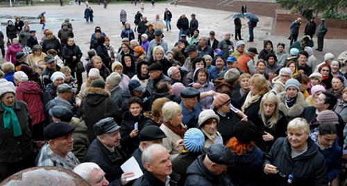 Пенсионеры на на импровизированном митинге у входа в мэрию. Фото: http://www.privetsochi.ru/blog/news_sochi/60402.html#comment2279459