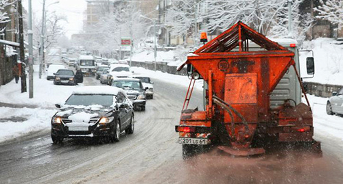 Снегоуборочная техника на дороге в Армении. Фото: http://armenia-news.ru/01/kommunalshhiki-boryutsya-s-posledstviyami-snegopada-v-erevane/