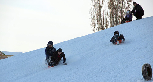 Дети катаются на заснеженных горках. Фото Магомеда Магомедова для "Кавказского узла"