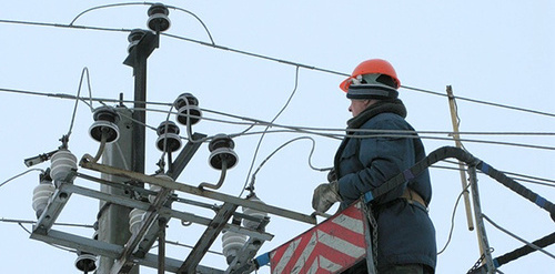 Восстановление работы ЛЭП. Фото: http://www.riadagestan.ru/news/makhachkala/v_makhachkale_uchastilis_sluchai_povrezhdeniya_liniy_elektroperedach/