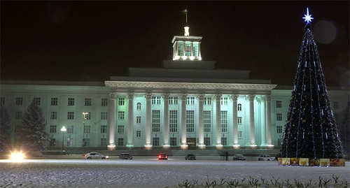Новогодняя площадь перед зданием правительства КБР. Фото:  http://glava.kbr.ru/ru/kbr-events/speech/compellation/11155-2015-12-31-15-04-10.html