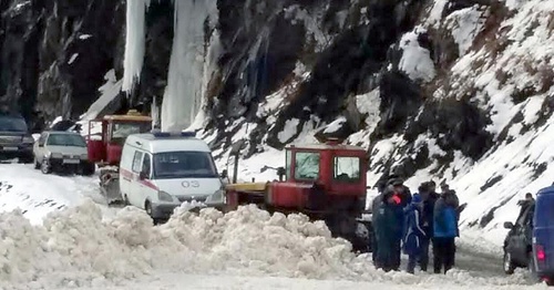 Автомобили на дороге Тлярата – Махачкала. 9 января 2016 года. Фото предоставлено пресс-службой МЧС Дагестана