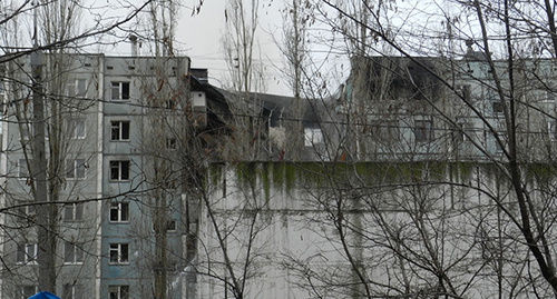 Разрушенный взрывом подъезд многоэтажки. Фото Татьяны Филимоновой для "Кавказского узла"