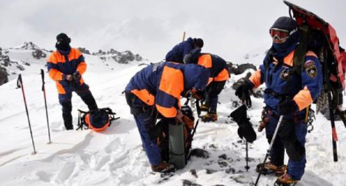 Спасатели МЧС в горах Фото: http://u-f.ru/News/u369/2015/05/02/712130