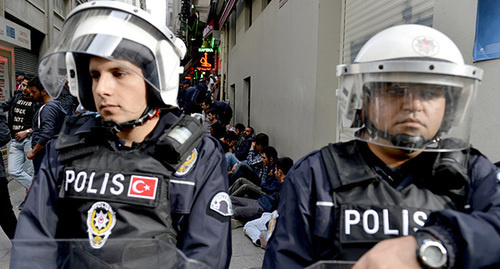 Полиция Турции. Фото: http://www.aksam.com.tr/foto/guncel/iste-gezinin-yildonumunun-bilancosu/16072/47%20.