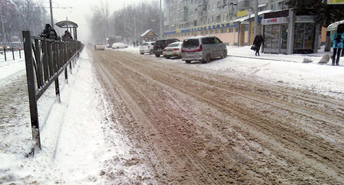 Машины, припаркованные на проезжей части улицы в Краснодаре. Фото Натальи Дорохиной для "Кавказского узла"