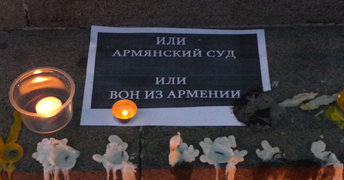 Свечи и плакат участников акции на площади Свободы в Ереване. 14 января 2014 г. Фото Армине Мартиросян для "Кавказского узла"