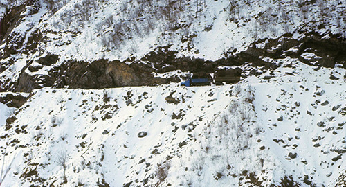 Грузовик на горной дороге. Фото: http://sputnik-georgia.ru/caucasus/20160108/229719848.html