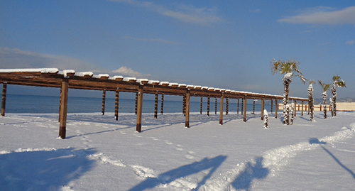 Вид на муниципальный пляж «Ривьера» под снегом. Фото Светланы Кравченко для "Кавказского узла"