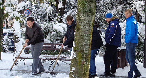 Сотрудники администрации убирают от снега сквер на улице Конституции. Фото Светланы Кравченко для "Кавказского узла"