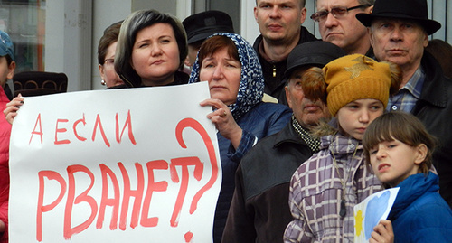 Плакаты участников акции против АЗС, апрель 2015. Фото Татьяны Филимоновой для "Кавказского узла"