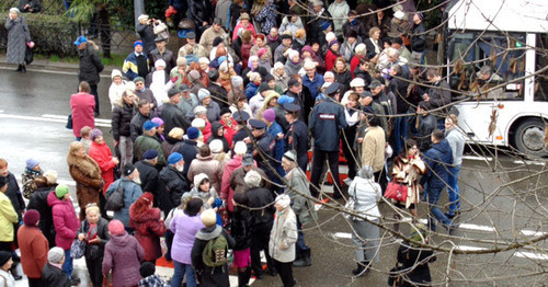 Пенсионеры перекрыли улицу рядом с мэрией. Сочи, 15 января 2016 г. Фото Светланы Кравченко для "Кавказского узла"