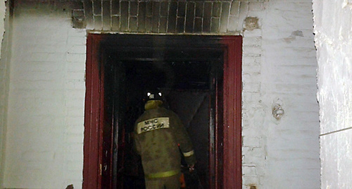 Сотрудник МЧС на пожаре. Фото: http://61.mchs.gov.ru/operationalpage/operational/item/3427664/