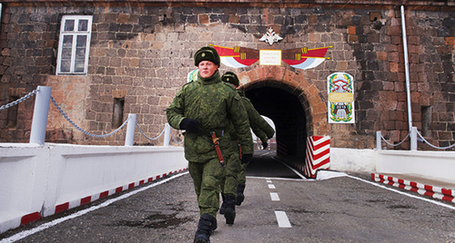 Строй солдат у военной базы в Гюмри. Фото: http://www.lragir.am/index/rus/0/country/view/40608