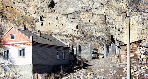 Строения у стен Дзивгисской крепости. Фото Патимат Махмудовой для "Кавказского узла"