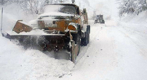 Уборка снега на Военно-Грузинской дороге. Фото: https://www.facebook.com/georoad.ge/