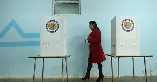 На избирательном участке во время референдума. 6 декабря 2015 г. Фото http://www.panarmenian.net/m/rus/photoset/8559