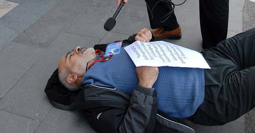 Активист Вардгес Гаспари во время акции протеста. Фото http://www.slaq.am/rus/news/118854/