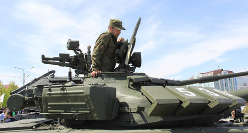 Военный на танке. Фото Магомеда Магомедова для "Кавказского узла"