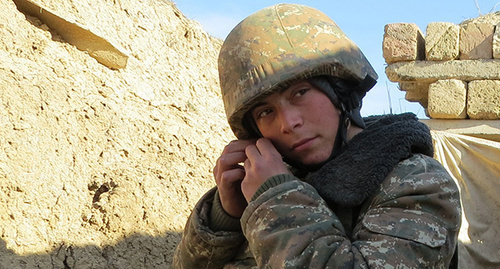 Военнослужащий Армии обороны Нагорного Карабаха на линии соприкосновения. Фото Алвард Григорян для "Кавказского узла"