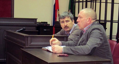 Валерий Бриних (слева) с адвокатом Андреем Сабининым в зале суда 25.06.2016. Фото Александра Петина