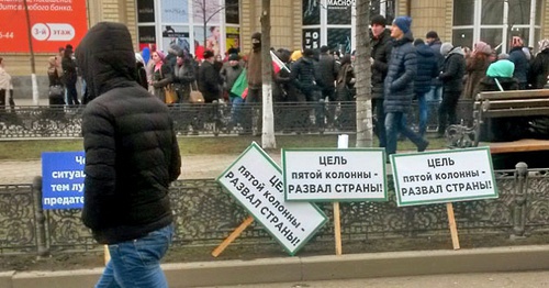 Пропагандистские плакаты на митинге в поддержку Рамзана Кадырова. Грозный, 22 января  2016 года. Фото Николая Петрова для "Кавказского узла"