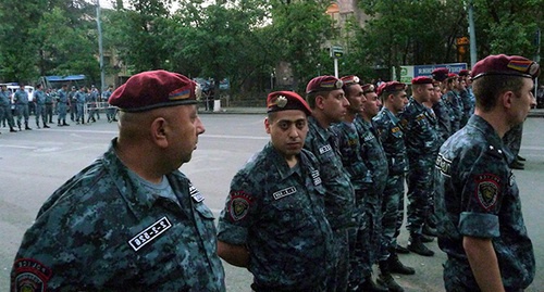 Полицейский кордон на акции протеста в Ереване. 1 июня 2015 года. Фото Армине Мартиросян для "Кавказского узла"