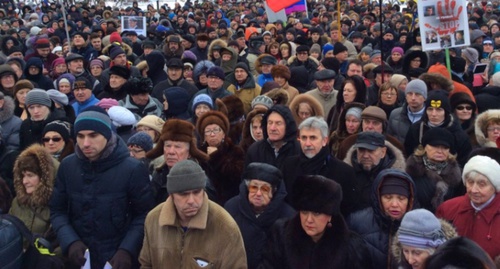 Участники митинга памяти Бориса Немцова в Санкт-Петербурге. 27 февраля 2016 года. Фото Арсения Веснина, Twitter.com/ars_ves