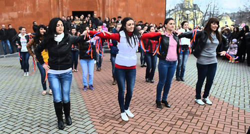 Флешмоб против насилия в отношении женщин  в Ереване. Фото: http://armenia-news.ru/02/tancevalnyj-fleshmob-protiv-nasiliya-nad-zhenshhinami-proshel-v-erevane/
