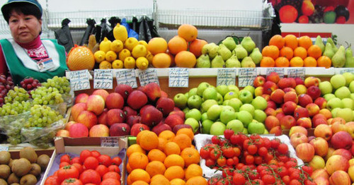 Продажа овощей и фруктов на рынке. Фото: RFE/RL