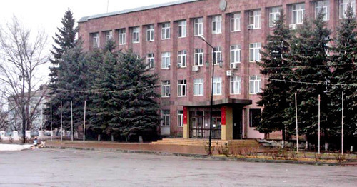 Здание городской администрации в Буйнакске. Дагестан. Фото http://odnoselchane.ru/