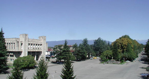 Площадь в Зугдиди. Фото: https://ru.wikipedia.org/wiki/Зугдиди#/media/File:Sugdidi.jpg