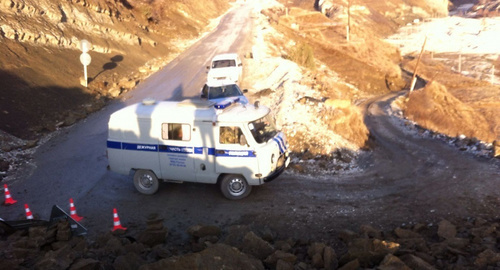 Машины спецслужб на горной дороге в Дагестане.   Фото: http://www.riadagestan.ru/news/disasters_and_catastrophes/tekhnologicheskiy_proezd_otkryt_v_gumbetovskom_rayone/