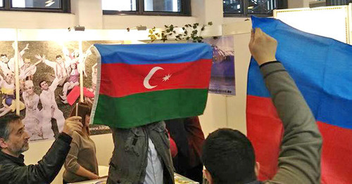 Группа людей с флагами Азербайджана пикетировала павильон Нагорного Карабаха на международной туристической выставке ITB Berlin-2016. 12 марта 2016 г. Фото http://minval.az/
