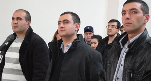 Бывшие военнослужащие Муса Серопян (слева) Араик Залян (в центре) и Размик Саргсян (справа) во время вынесения судом оправдательного приговора, Гюмри, 18 декабря 2012 г. Фото: www.Asparez.am)