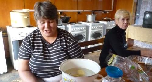 Живущие в пансионе женщины готовят еду. 8 декабря 2014 года. Фото Светланы Кравченко для "Кавказского узла"
