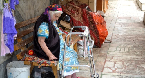 Самая пожилая переселенка в пансионате - Нина Силагадзе, которой сейчас 87 лет. Ее дом был поврежден при оползне на Бакинской улице. 19 ноября 2014 года. Фото Светланы Кравченко для "Кавказского узла"