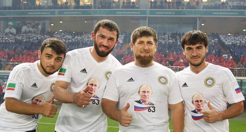 Председатель парламента Чечни Магомед Даудов (второй слева), глава Чечни Рамзан Кадыров и другие члены любительской футбольной команды "Лидер-63". Фото: http://fc-terek.ru/118/#_611,6301