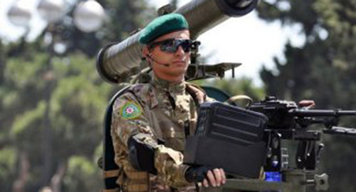 Солдат вооруженных сил Азербайджана. Фото: http://1news.az/images/articles/2014/03/03/thumb325_20140303123704487.jpg