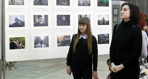 Зрители на выставке. Фото Татьяны Филимоновой для "Кавказского узла"