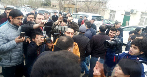 Журналисты ожидают освобождения Интигама Алиева из исправительного учреждения №6. 28 марта 2016 г. Фото http://haqqin.az/news/66728